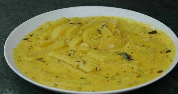 Aloo Palda (Potatoes in yogurt gravy)